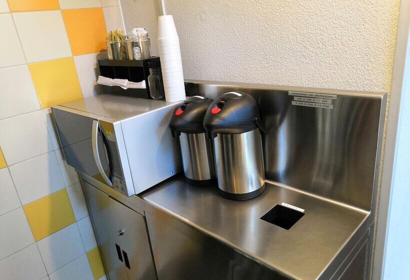 Отель Hi! Zapopan