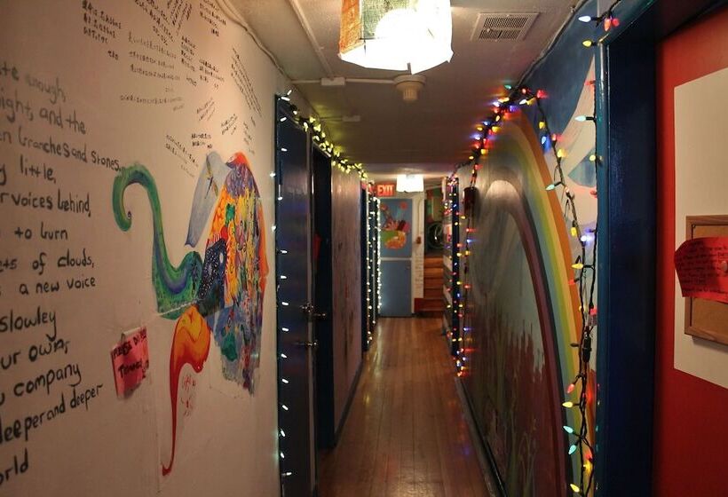 בית מלון כפרי Kelowna International Hostel