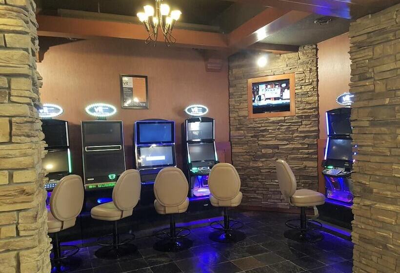 Отель Twin Pine Inn & Suites