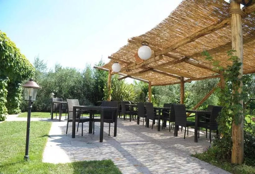 Hotelli Agriturismo Sol De Montalto