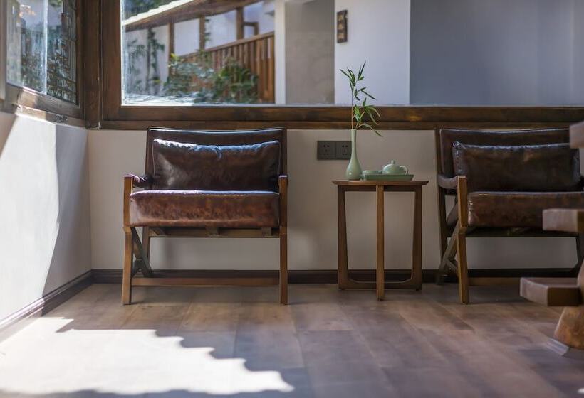 Отель Artistic Suite