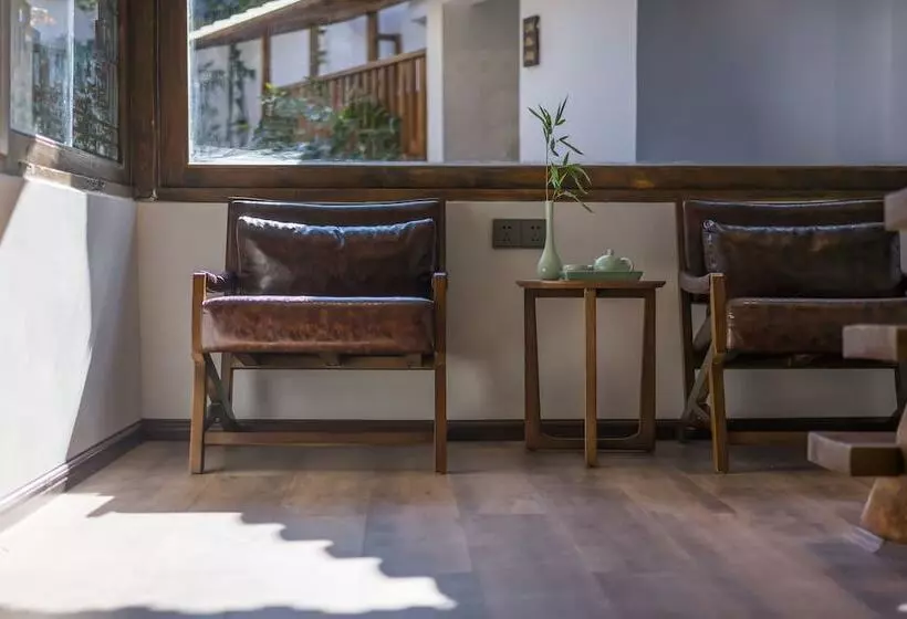 ホテル Artistic Suite