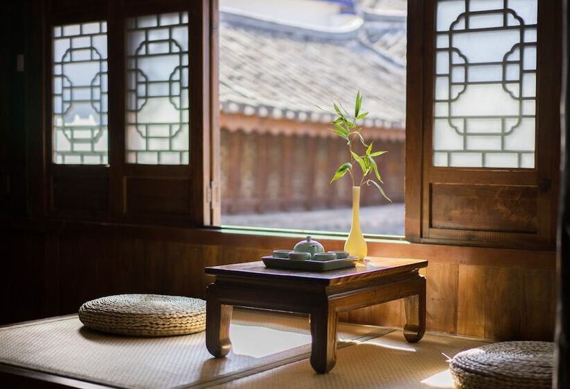 Отель Artistic Suite