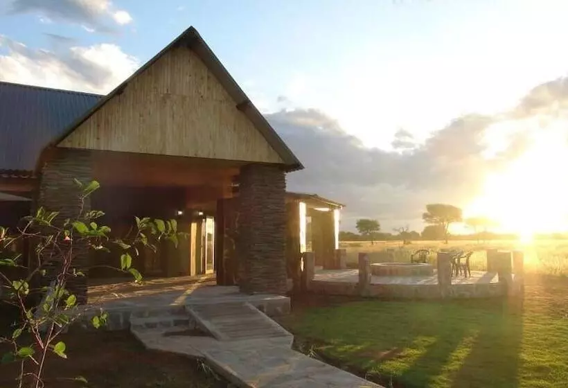هتل Africa Awaits Lodge & Safaris
