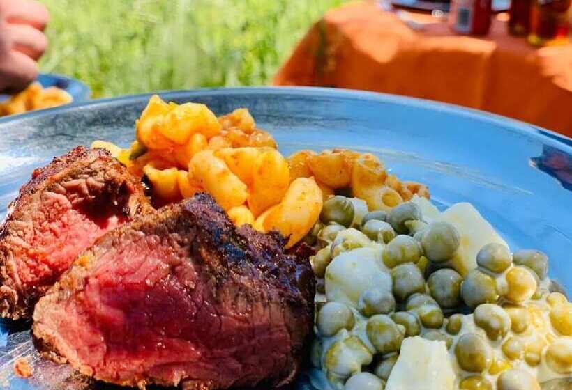 فندق Africa Awaits Lodge & Safaris