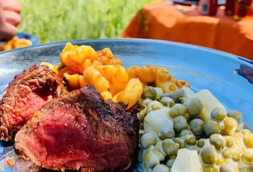 هتل Africa Awaits Lodge & Safaris