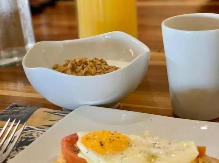 هتل Africa Awaits Lodge & Safaris