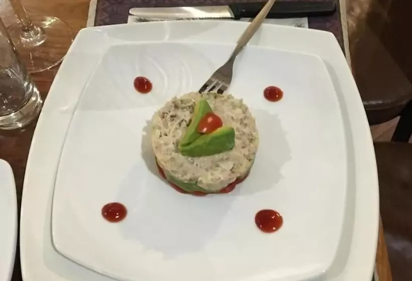 هتل Africa Awaits Lodge & Safaris