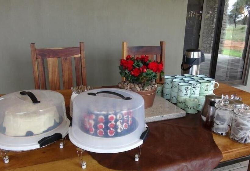 فندق Africa Awaits Lodge & Safaris