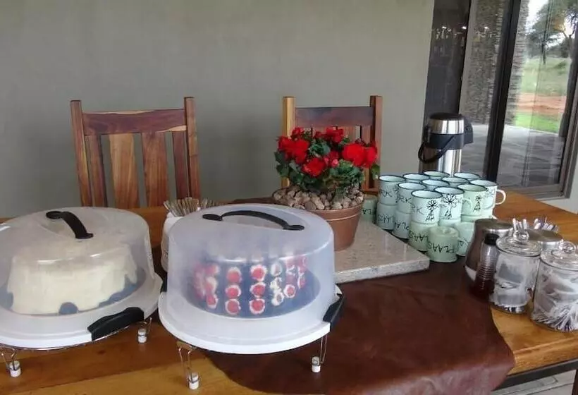 هتل Africa Awaits Lodge & Safaris