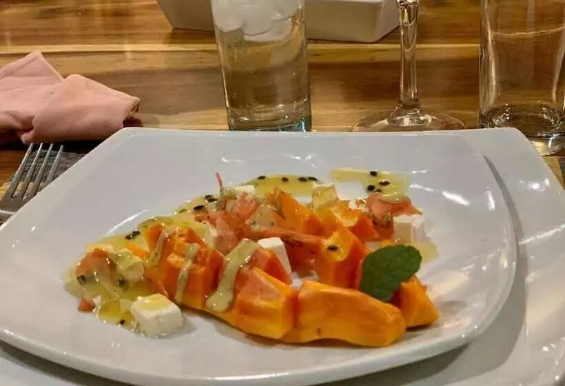 هتل Africa Awaits Lodge & Safaris