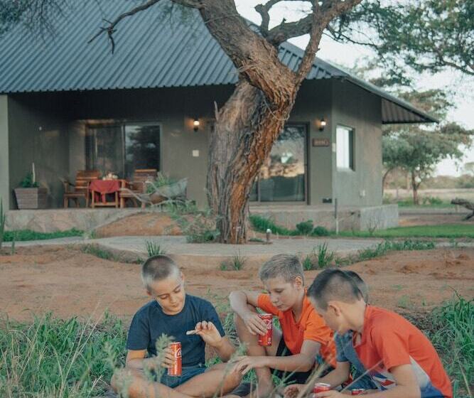 فندق Africa Awaits Lodge & Safaris