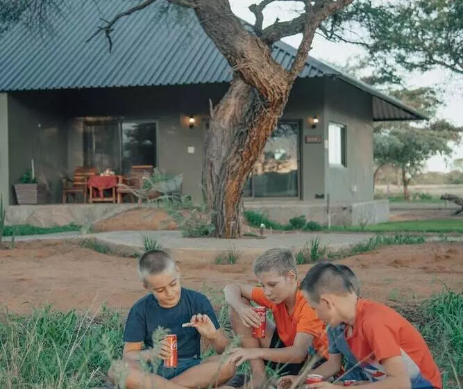 هتل Africa Awaits Lodge & Safaris