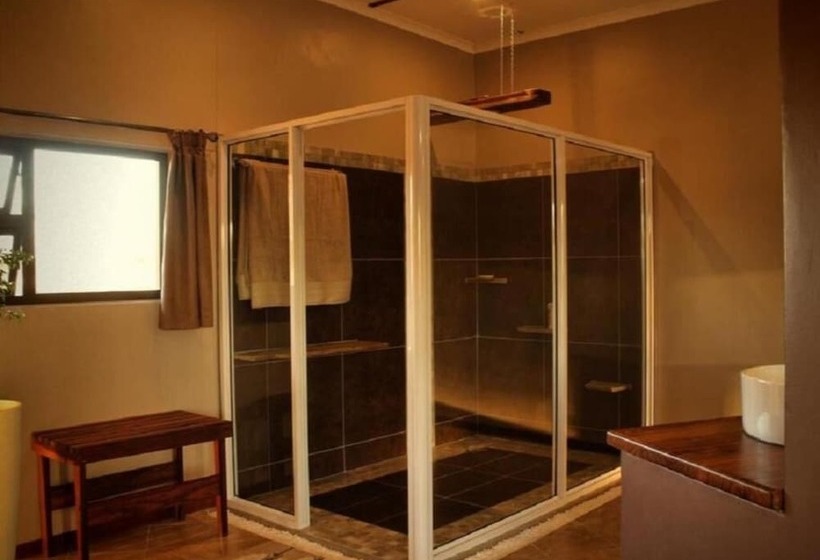 فندق Africa Awaits Lodge & Safaris