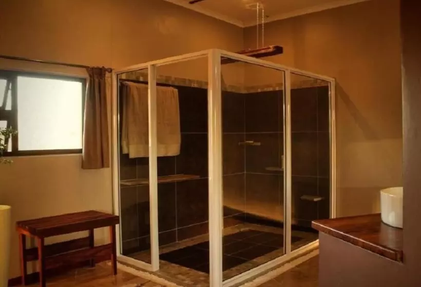 هتل Africa Awaits Lodge & Safaris