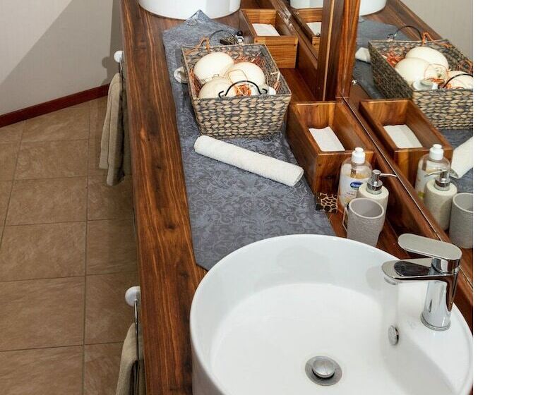 فندق Africa Awaits Lodge & Safaris