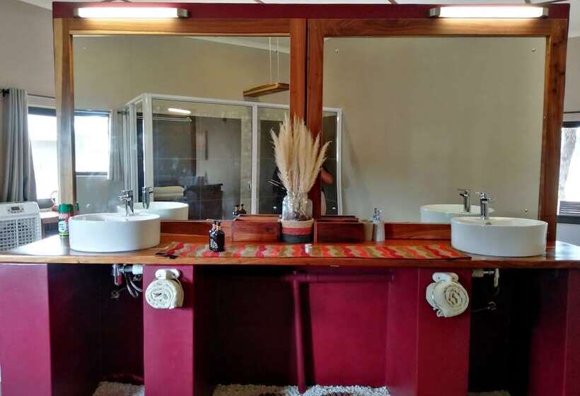 فندق Africa Awaits Lodge & Safaris