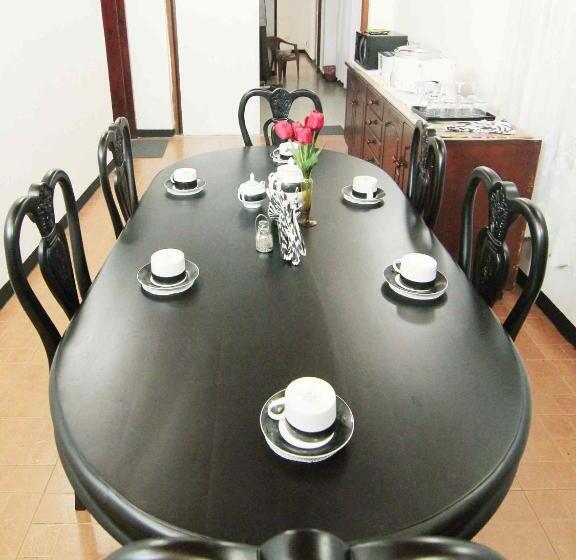 בית מלון כפרי 2in1 Kandy Hostel