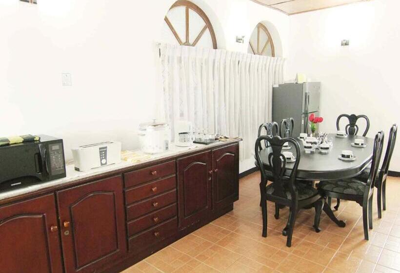 בית מלון כפרי 2in1 Kandy Hostel