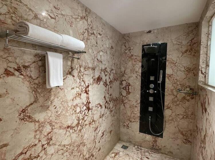 Hotelli Cj Pallazzio,salem