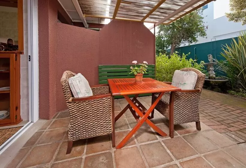 ペンション Brown Jug Guest House