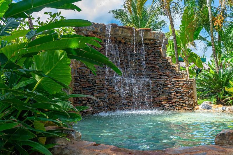 تختخواب و صبحانه Chalet Tropical Hotel & Restaurant Pizzeria