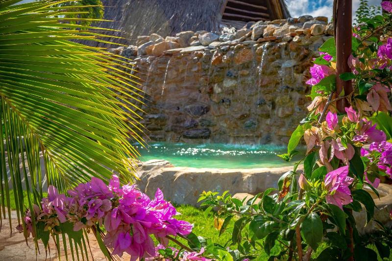 تختخواب و صبحانه Chalet Tropical Hotel & Restaurant Pizzeria