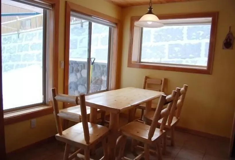 ホテル Creekview Court By Apex Accommodations