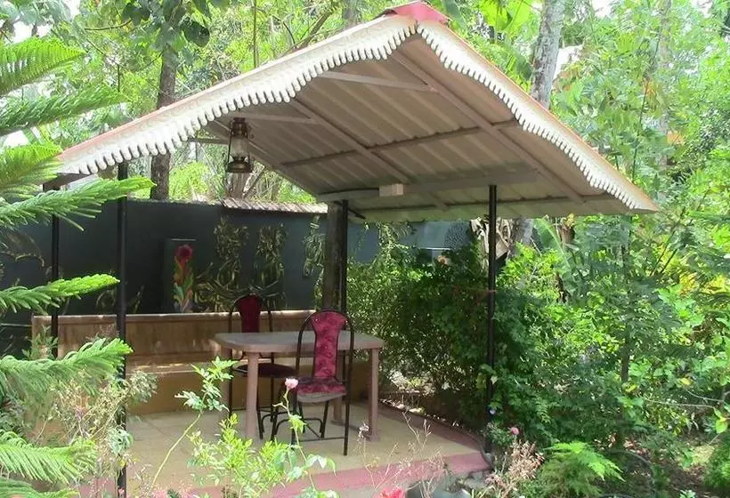 ホテル Karthika Plaza Resort Varkala