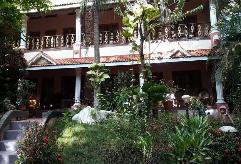 ホテル Karthika Plaza Resort Varkala