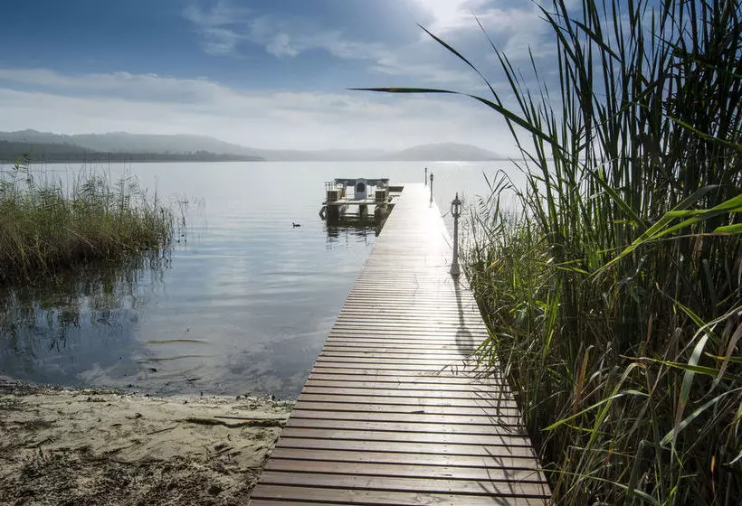 Hotelli Lakeside Lodge & Spa