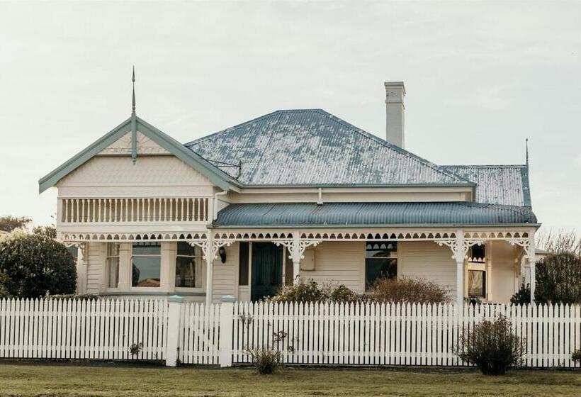 Stanley Hotel & Apartments