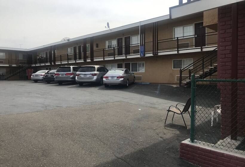 فندق على الطريق Economy Inn Antioch