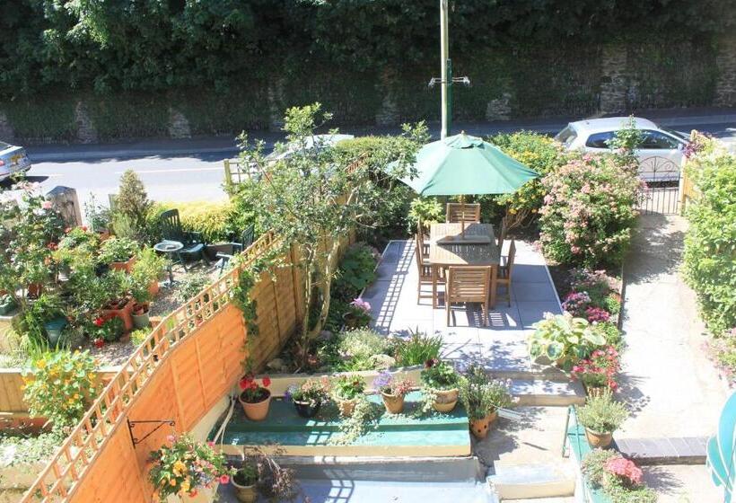 ペンション The Collingdale Guest House