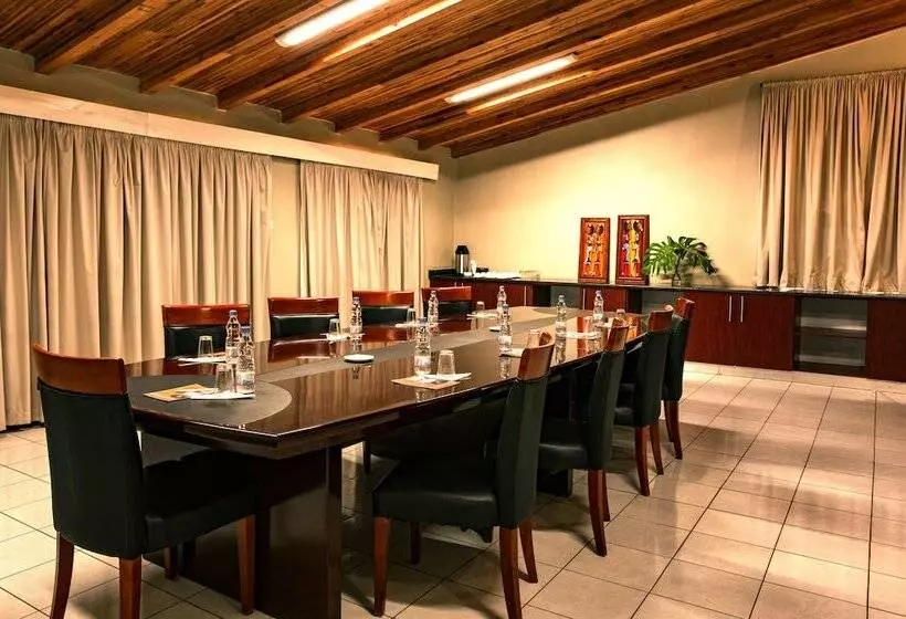 Serendib Suites And Conference Center