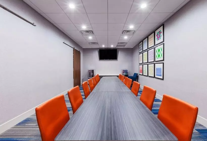 ホテル Holiday Inn Express & Suites Tulsa West   Sand Springs, An Ihg