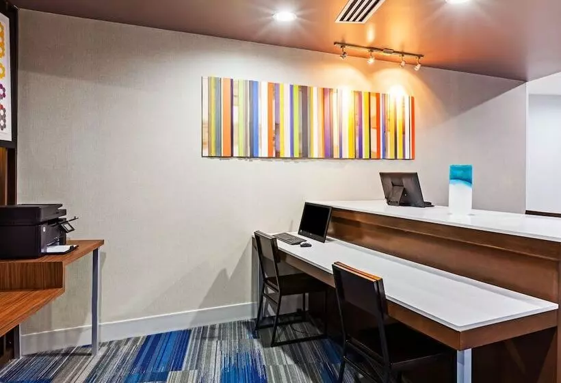 ホテル Holiday Inn Express & Suites Tulsa West   Sand Springs, An Ihg