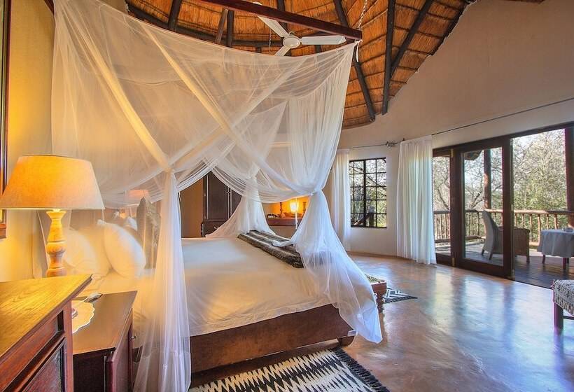 בית מלון כפרי Mvuradona Safari Lodge