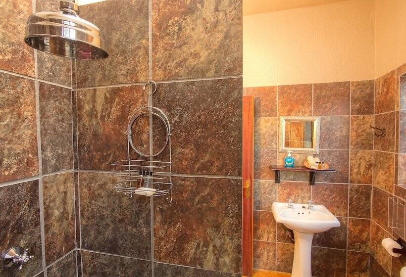 בית מלון כפרי Mvuradona Safari Lodge