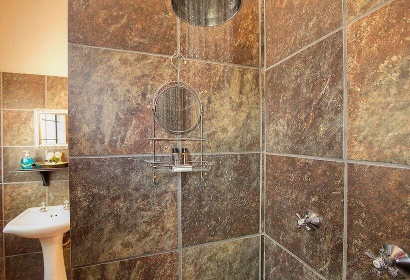 בית מלון כפרי Mvuradona Safari Lodge