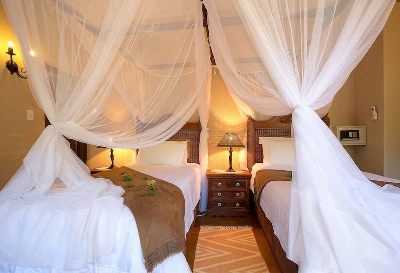 בית מלון כפרי Mvuradona Safari Lodge