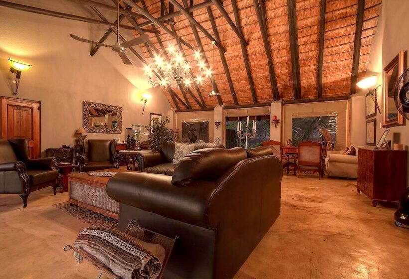 בית מלון כפרי Mvuradona Safari Lodge