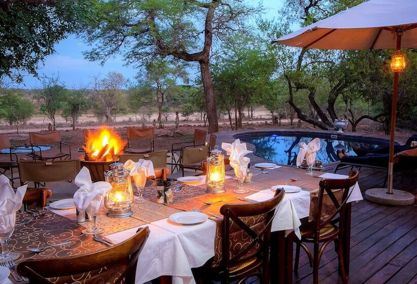 בית מלון כפרי Mvuradona Safari Lodge