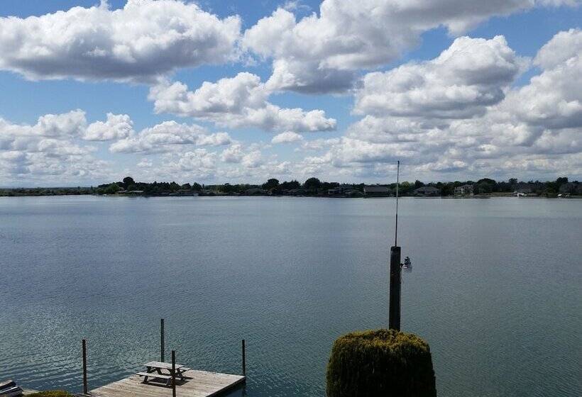 汽车旅馆  Lakeshore Inn Waterfront