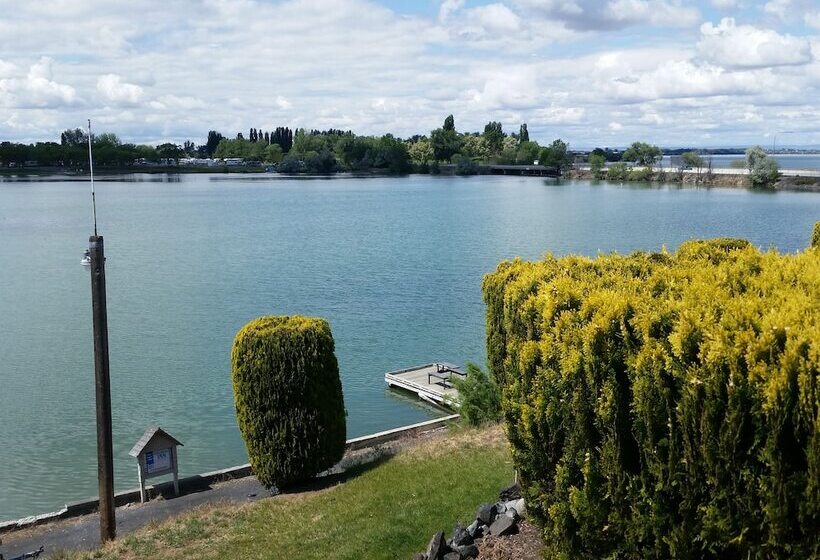 汽车旅馆  Lakeshore Inn Waterfront