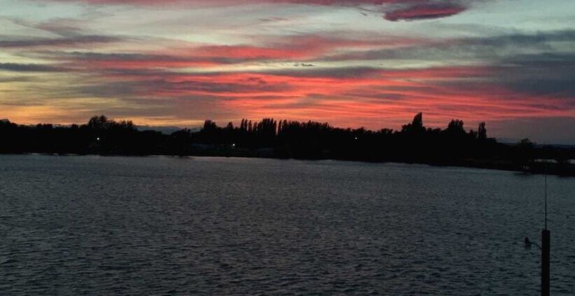 汽车旅馆  Lakeshore Inn Waterfront