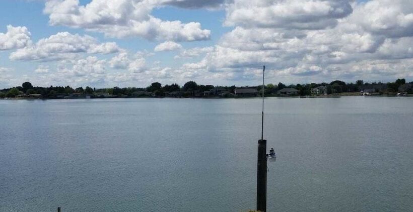 汽车旅馆  Lakeshore Inn Waterfront