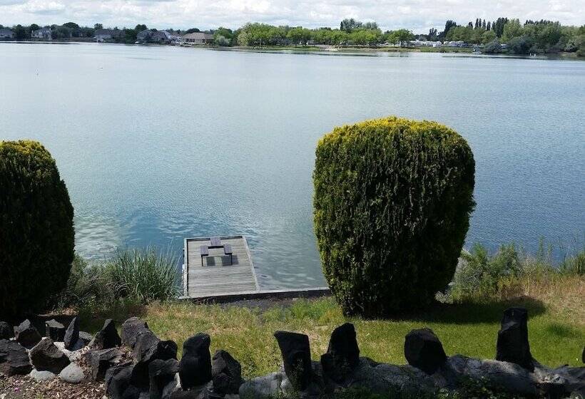 汽车旅馆  Lakeshore Inn Waterfront