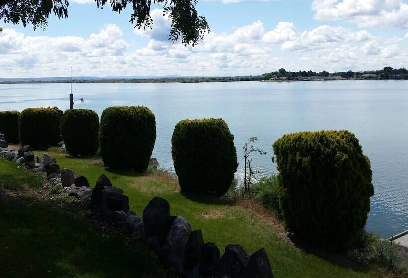 汽车旅馆  Lakeshore Inn Waterfront