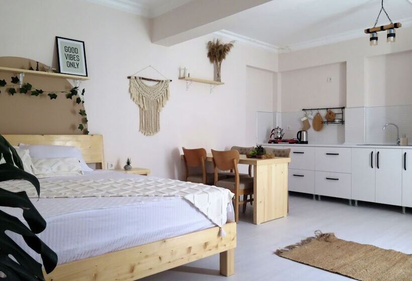 تختخواب و صبحانه Santa Suites New